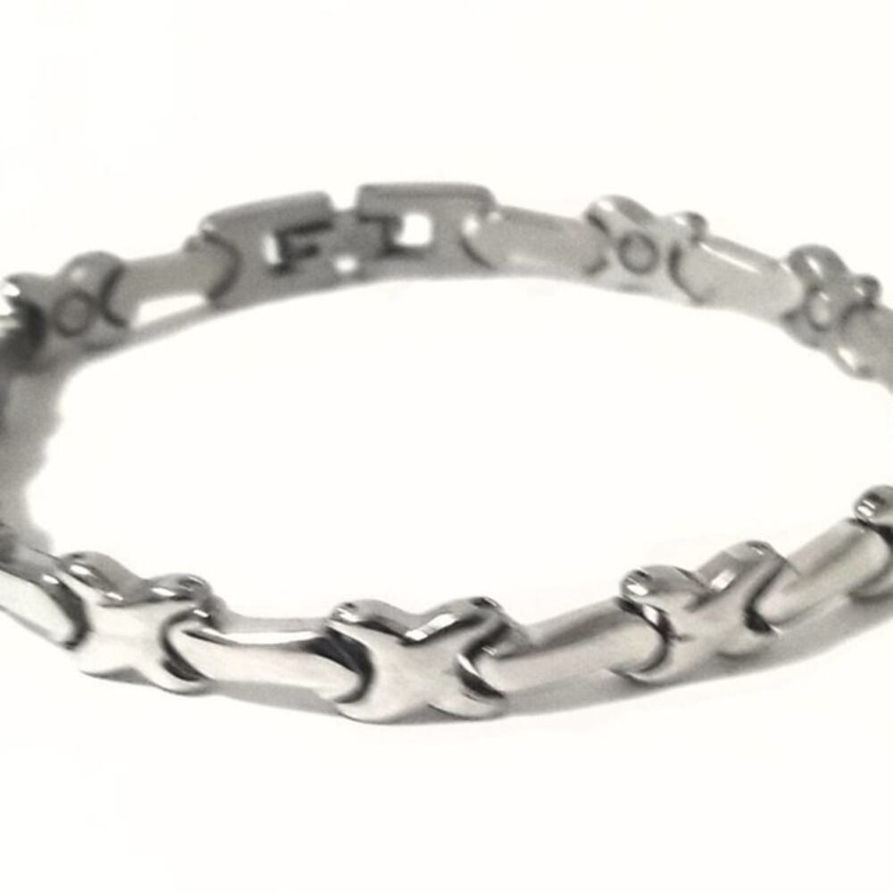 Stainless steel magnetic bracelet 7.5‎ inches